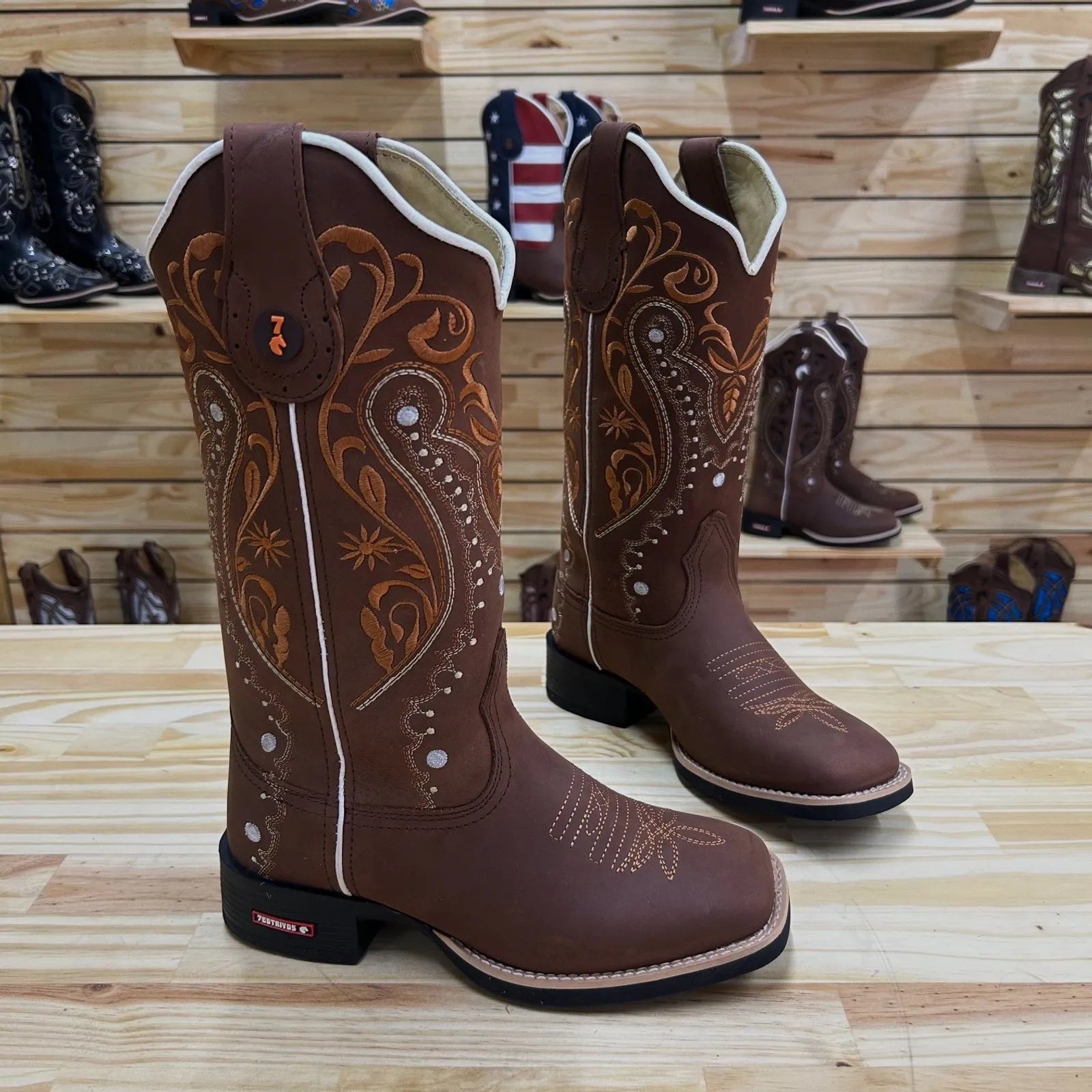 BOTA TEXANA - COURO HORSE NESCAU BORDADO MEIA FLORÊNCIA FERRUGEM