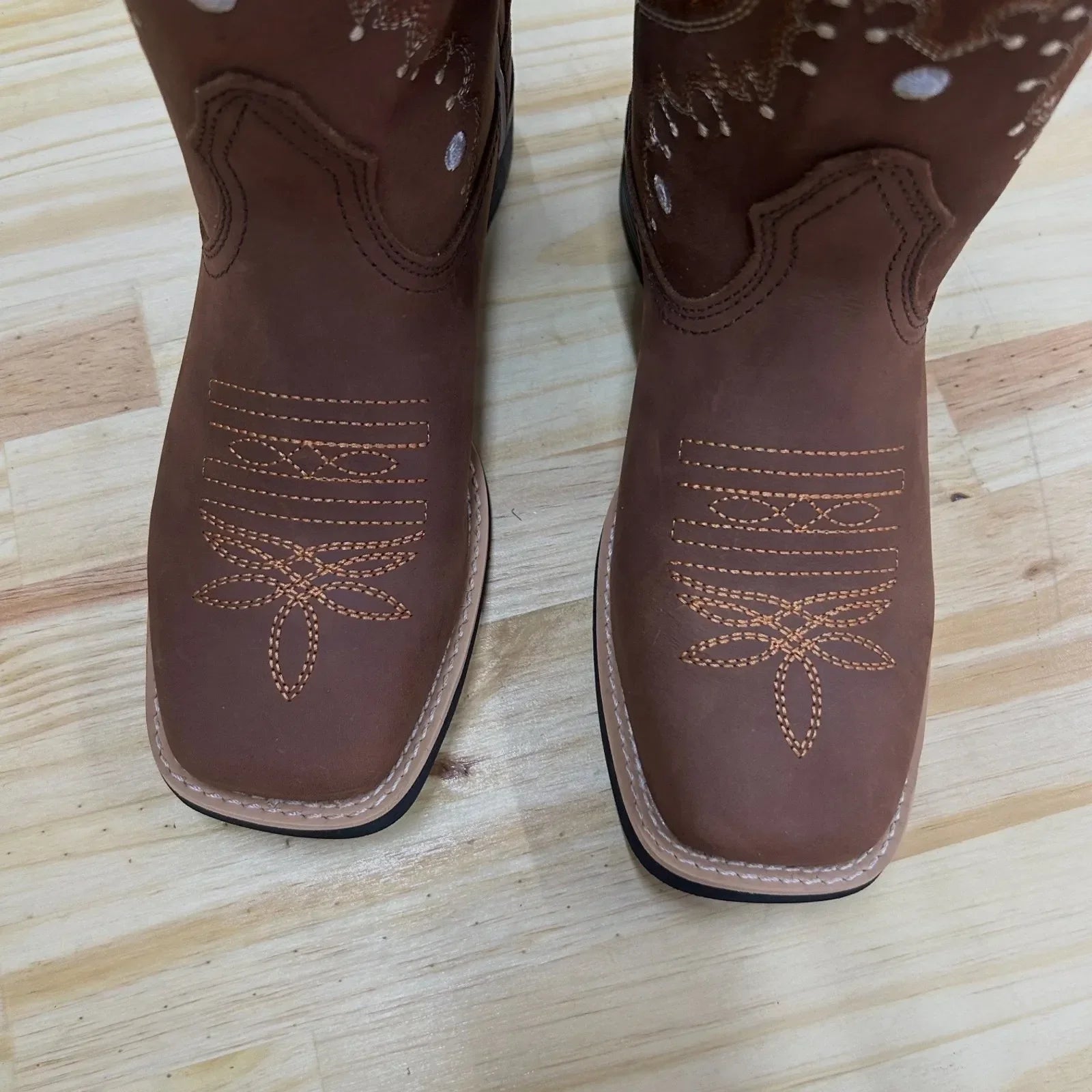 BOTA TEXANA - COURO HORSE NESCAU BORDADO MEIA FLORÊNCIA FERRUGEM - Imagem 4