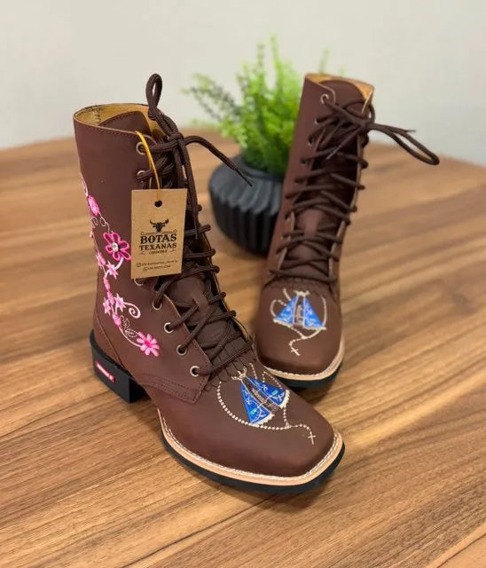 Coturno Estela Maria - Couro Horse Nescau/Bordado Flores Rosa e Padroeira com Metais - Imagem 2