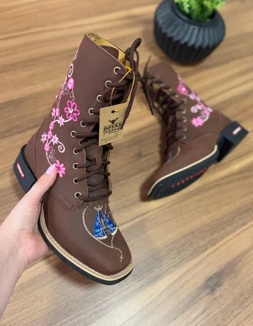 Coturno Estela Maria - Couro Horse Nescau/Bordado Flores Rosa e Padroeira com Metais - Imagem 3