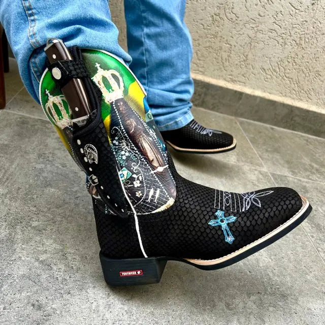 BotaFaca Patriota
- Couro Cano Estampa | Gáspea Couro Nobuck Estilizado em Tilapia Preto - Imagem 4