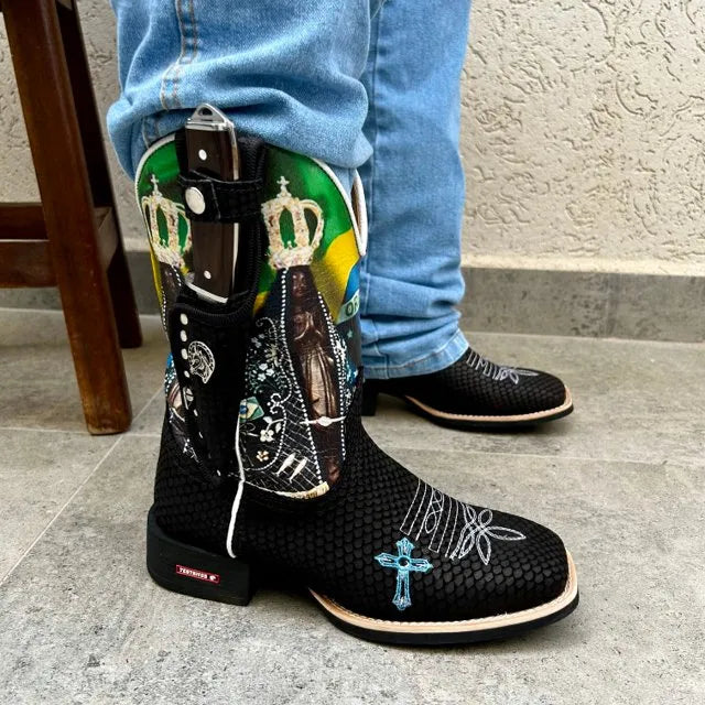 BotaFaca Patriota
- Couro Cano Estampa | Gáspea Couro Nobuck Estilizado em Tilapia Preto - Imagem 2