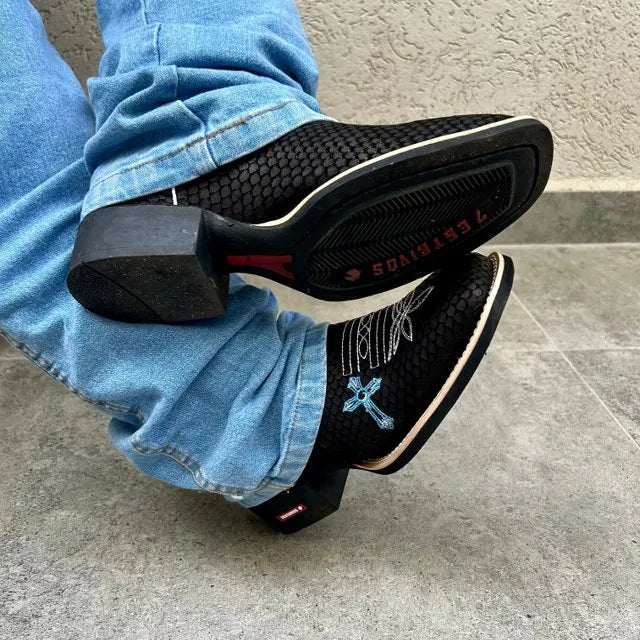 BotaFaca Patriota
- Couro Cano Estampa | Gáspea Couro Nobuck Estilizado em Tilapia Preto - Imagem 3