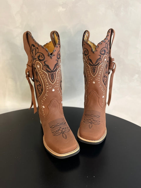 BOTA TEXANA TRIBAL E FLORÃO PRETO COURO MARROM COM TRICÊ E TIRINHAS - Imagem 2