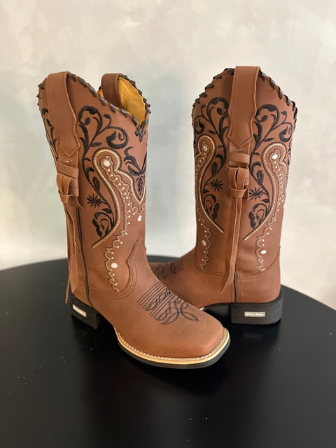 BOTA TEXANA TRIBAL E FLORÃO PRETO COURO MARROM COM TRICÊ E TIRINHAS