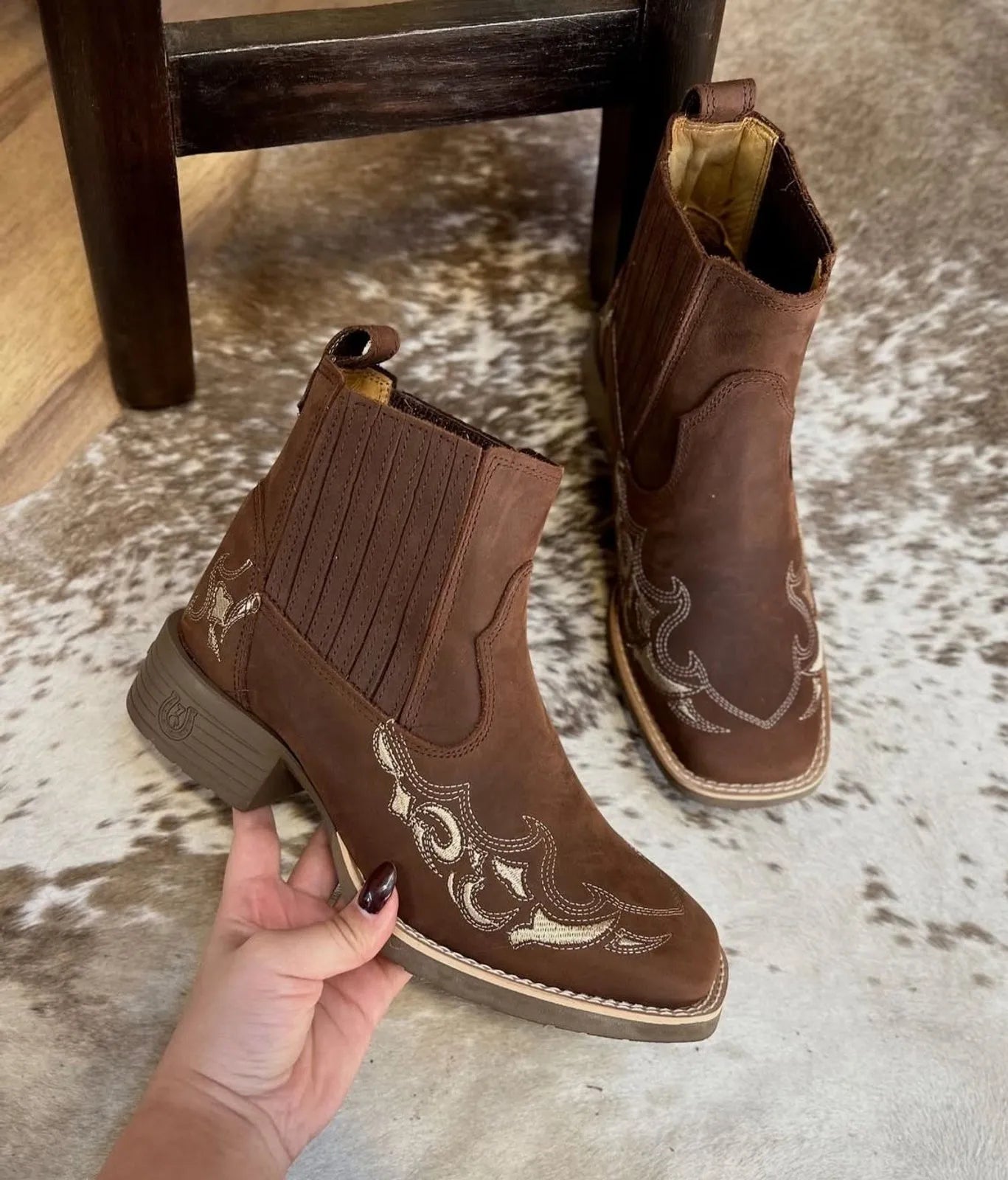 Botina Larissa - Couro Crazy Horse Nescau | Bordados Bege