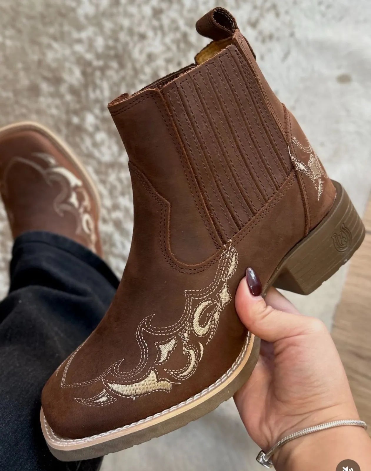 Botina Larissa - Couro Crazy Horse Nescau | Bordados Bege - Imagem 4