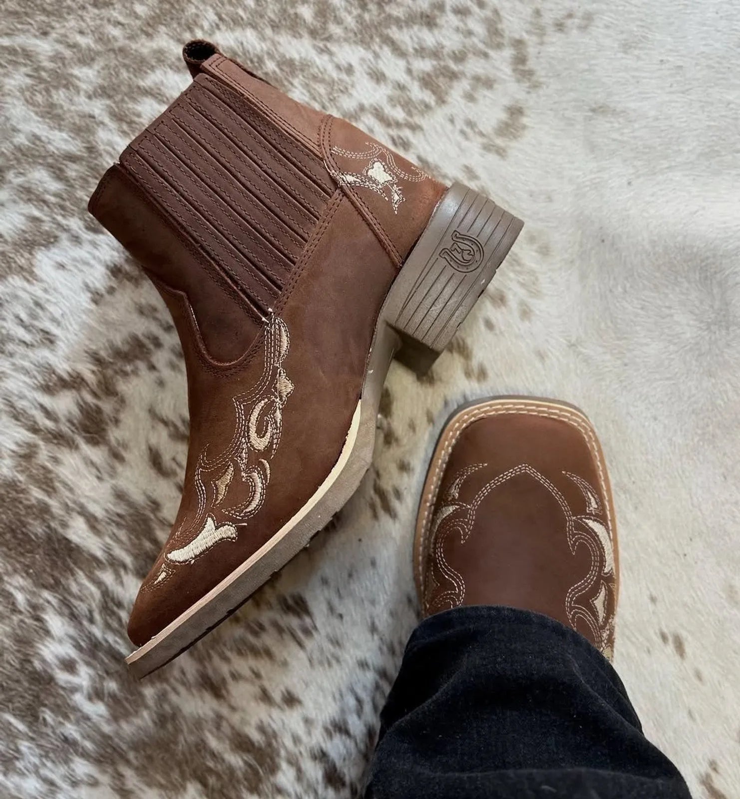 Botina Larissa - Couro Crazy Horse Nescau | Bordados Bege - Imagem 2