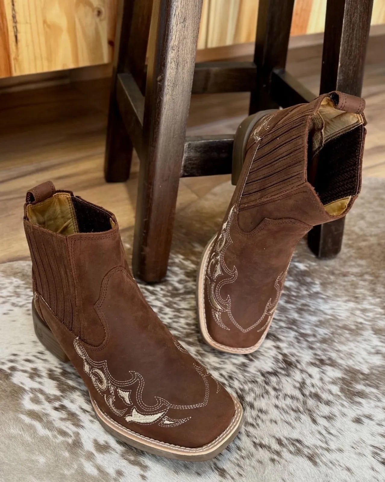 Botina Larissa - Couro Crazy Horse Nescau | Bordados Bege - Imagem 3